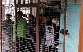 Αιματηρή συμπλοκή λαθρομεταναστών σε Κέντρο Κλειστής Φιλοξενίας Αλλοδαπών - Φωτογραφία 1