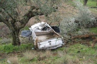 Παρ' ολίγον τραγωδία στις Μοίρες - Αυτοκίνητο με παιδιά καρφώθηκε σε δέντρο - Φωτογραφία 1