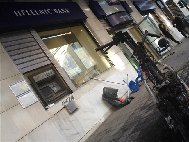 Πάτρα:  Eπίθεση με μολότοφ στην Ελληνική Τράπεζα και την εφημερίδα Πελοπόννησος - Δείτε φωτο - Φωτογραφία 1
