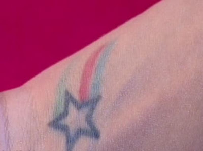 Τατουάζ ΣΥΡΙΖΑ έχει στο αριστερό της χέρι η Χριστίνα Kολέτσα - Φωτογραφία 2