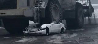 Εργαζόμενος λιώνει με μπουλντόζα το αμάξι του αφεντικού του! [video] - Φωτογραφία 1
