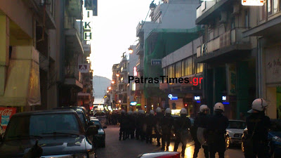 Πάτρα-Τώρα: Αντιεξουσιαστές απέκλεισαν το Αστυνομικό Μέγαρο - Φωτογραφία 2