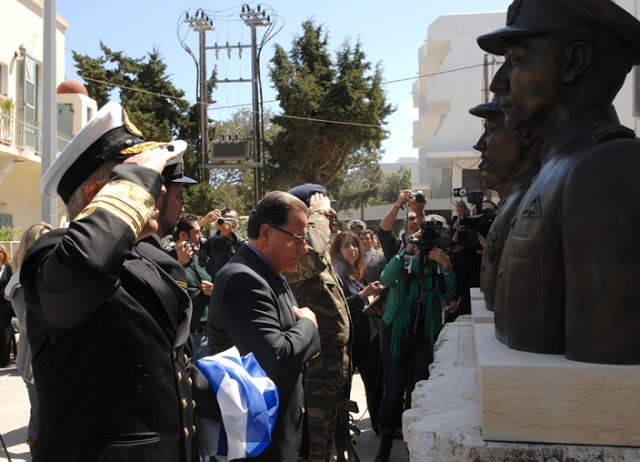 Παρουσία Παναγιωτόπουλου στην τελετή αποκαλυπτηρίων των προτομών των τριών ηρωικών Αξιωματικών του Πολεμικού Ναυτικού που έπεσαν στα Ίμια - Φωτογραφία 2