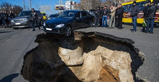 Η γη ανοίγει και τους καταπίνει στην κυριολεξία! Απίστευτες εικόνες και βίντεο - Φωτογραφία 2