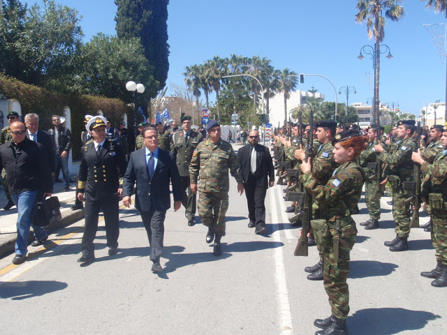 Ο Π. Παναγιωτόπουλος & συγγενείς των πεσσόντων στα αποκαλυπτήρια προτομών των ηρώων στα Ίμια (Φωτό - Βίντεο) - Φωτογραφία 9