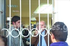 Πάτρα: Επεισόδια στη συνέλευση του ΤΕΙ με τραυματίες - Δεν είμαστε στη Γυάρο δηλώνει ο κλειδωμένος Σ. Καπλάνης [video]