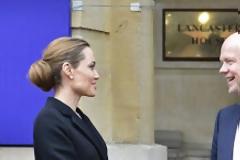 Με γκρίζα μαλλιά εμφανίσθηκε η Αντζελίνα Τζολί στην σύσκεψη των G8