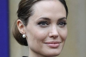 Η Angelina Jolie μεγάλωσε: Δείτε τη star με γκρίζα μαλλιά και ρυτίδες - Φωτογραφία 1