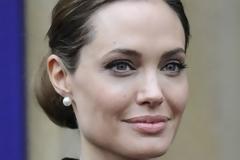 Η Angelina Jolie μεγάλωσε: Δείτε τη star με γκρίζα μαλλιά και ρυτίδες