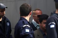 Στα δικαστήρια, ηλιοκαμένος και με νέο λουκ ο Λάκης Γαβαλάς - Δείτε φωτo