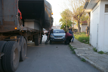 Βάρκα μεγάλων διαστάσεων μπλόκαρε για 1 ώρα κεντρικό δρόμο της Ηγουμενίτσας! - Φωτογραφία 2