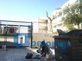 Κάνουν χρήση ναρκωτικών μπροστά από δημοτικό σχολείο της Πάτρας - Φωτογραφία 1