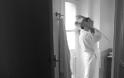 Η Βίκυ Kαγιά αμακιγιάριστη, φορώντας μόνο το μπουρνούζι της στο μπάνιο - Φωτογραφία 2