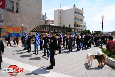 Βέροια: Κόντεψαν να πιαστούν στα χέρια Χρυσαυγίτες και αντιφασίστες - Φωτογραφία 3