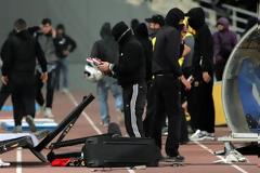 Το πλιάτσικο στους πάγκους των ομάδων στο ΟΑΚΑ