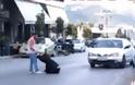 Αμόκ στη Χαλκίδα - Γυναίκα ξάπλωσε στη μέση του δρόμου για να την πατήσουν τα αυτοκίνητα - Δείτε το video