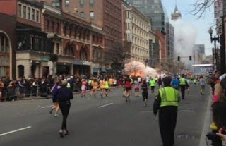 EKTAKTO: Η στιγμή της έκρηξης στον Μαραθώνιο της Βοστώνης [video] - Φωτογραφία 1