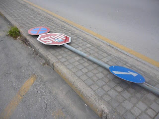 Ξάπλωσε πινακίδα οδικής σήμανσης στο κέντρο της Ξάνθης! - Φωτογραφία 1