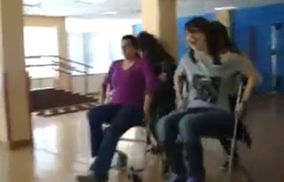 BINTEO ΣΟΚ: Νοσοκόμες κάνουν αγώνες με αναπηρικά στο Ασκληπείο Βούλας! - Φωτογραφία 1