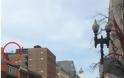 ΦΩΤΟ-Η αινιγματική φιγούρα στην οροφή κτιρίου στη Βοστώνη