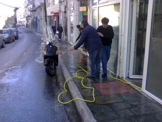 Καστοριά: Οδός Μητροπόλεως - Καταστηματάρχες καθάρισαν τα πεζοδρόμια [video] - Φωτογραφία 1