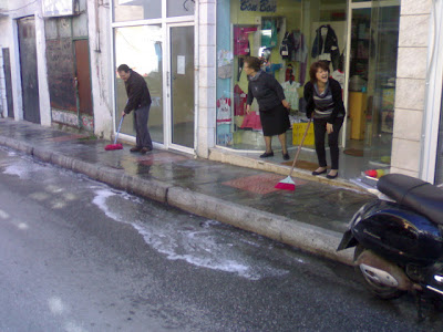 Καστοριά: Οδός Μητροπόλεως - Καταστηματάρχες καθάρισαν τα πεζοδρόμια [video] - Φωτογραφία 4