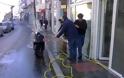 Καστοριά: Οδός Μητροπόλεως - Καταστηματάρχες καθάρισαν τα πεζοδρόμια [video] - Φωτογραφία 1