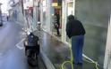 Καστοριά: Οδός Μητροπόλεως - Καταστηματάρχες καθάρισαν τα πεζοδρόμια [video] - Φωτογραφία 2