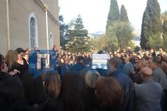 Πάτρα: Λύγισαν και οι πέτρες στην κηδεία του 27χρονου Κώστα Σπηλιωτόπουλου