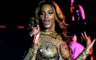 Με ψεύτικο στήθος στη σκηνή η Beyonce - Φωτογραφία 1