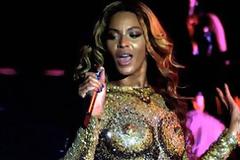 Με ψεύτικο στήθος στη σκηνή η Beyonce