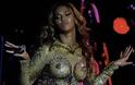 Με ψεύτικο στήθος στη σκηνή η Beyonce - Φωτογραφία 4