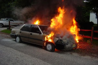 ΤΩΡΑ - Αυτοκίνητο τυλίχθηκε στις φλόγες στο Ηράκλειο - Φωτογραφία 1