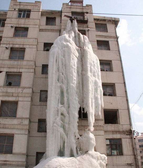Άθελά του ένας Κινέζος δημιούργησε ένα καταρράκτη από πάγο - Φωτογραφία 2