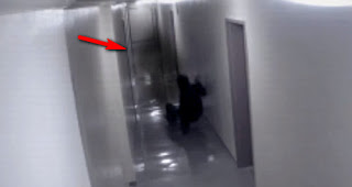Φάντασμα...; Δέχτηκε επίθεση απο σκιά που κατέγραψαν κάμερες ασφαλείας ξενοδοχείου - Βίντεο - Φωτογραφία 1