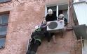97χρονη παραλίγο να πέσει στο κενό- Έμεινε κρεμασμένη για 30 λεπτά!