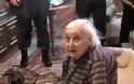 97χρονη παραλίγο να πέσει στο κενό- Έμεινε κρεμασμένη για 30 λεπτά! - Φωτογραφία 4