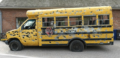 Πανικός στους δρόμους με γαζωμένο από χιλιάδες σφαίρες λεωφορείο - Φωτογραφία 1