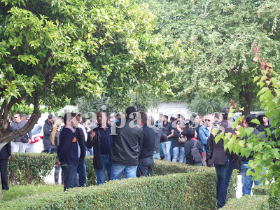 Πάτρα: Θρήνος και αναπάντητα γιατί στην κηδεία του Kώστα Φράγκου - Αλήτες φώναζε ο πατέρας του - Δείτε φωτο - Φωτογραφία 7