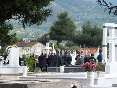 Πάτρα: Θρήνος και αναπάντητα γιατί στην κηδεία του Kώστα Φράγκου - Αλήτες φώναζε ο πατέρας του - Δείτε φωτο - Φωτογραφία 8