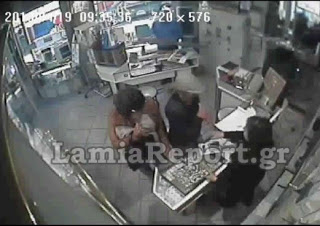 Δείτε πως δυο γυναίκες κλέβουν κοσμηματοπωλείο στη Λαμία [video] - Φωτογραφία 1