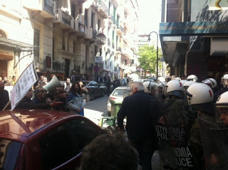 ΤΩΡΑ: Ένταση μεταξύ δικηγόρων και ΜΑΤ έξω από τα γραφεία του Δικηγορικού Συλλόγου Θεσσαλονίκης - Φωτογραφία 1