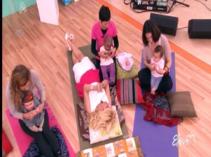 Η Μενεγάκη πήρε θέση μωρού και έκανε παιδική yoga (Video) - Φωτογραφία 1