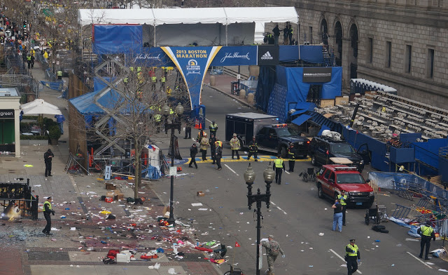 “Contractors” at Boston Marathon Stood Near Bomb, Left Before Detonation (Photos) - Φωτογραφία 7