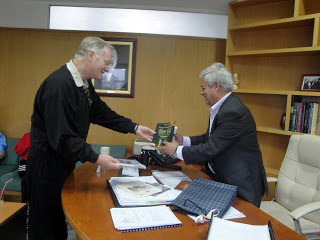 Ο Αμερικανός Πρόεδρος των «Εθελοντών του Κόσμου» και τ. Υφυπουργός Γεωργίας των ΗΠΑ, στο Μαλεβίζι - Φωτογραφία 1