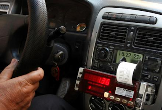 Χειροπέδες σε 27 οδηγούς ταξί με πειραγμένο ταξίμετρο και ταμειακές μηχανές - Φωτογραφία 1
