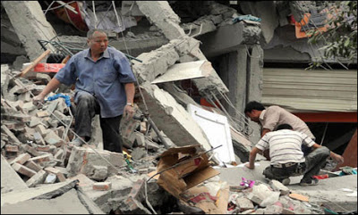 Eικόνες αποκάλυψης στην Κίνα μετά το φονικό σεισμό - Βίντεο-σοκ από το χτύπημα του εγκέλαδου - Φωτογραφία 4