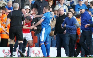 Παίκτης χτυπήθηκε στο κεφάλι από οπαδό στην Αγγλία - Φωτογραφία 1