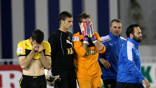 Συγκλονιστικές εικόνες από το γήπεδο του Περιστερίου - Οι παίχτες της ΑΕΚ λύγισαν...έκλαιγαν σαν μικρά παιδιά [photos] - Φωτογραφία 1