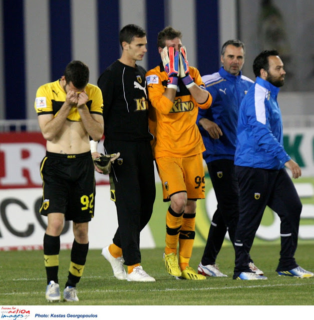 Συγκλονιστικές εικόνες από το γήπεδο του Περιστερίου - Οι παίχτες της ΑΕΚ λύγισαν...έκλαιγαν σαν μικρά παιδιά [photos] - Φωτογραφία 2